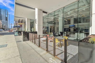 Common Area - Contemporary Lounge